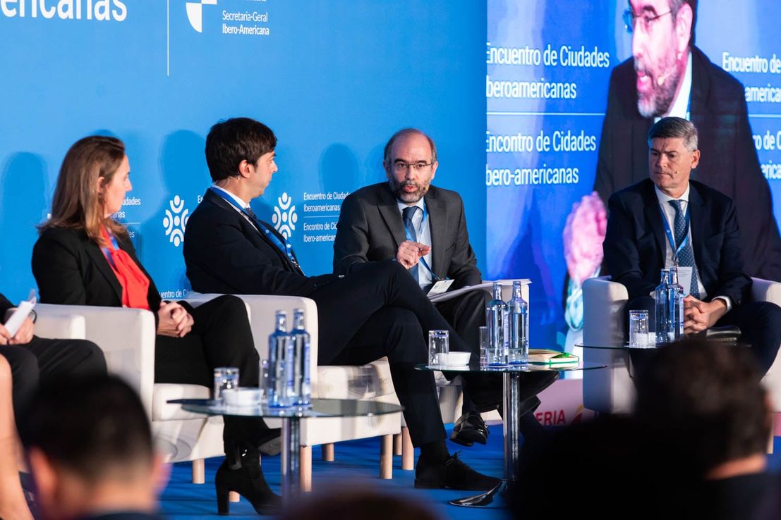 Passerini participó en el histórico Encuentro de Ciudades Iberoamericanas en Madrid y posó junto al rey Felipe VI de España