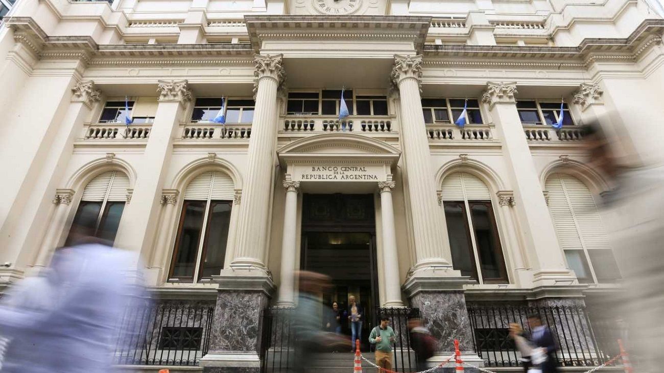 El Gobierno le ordena al Banco Central transferir U$S3.200 millones al Tesoro para pagar vencimientos de deuda