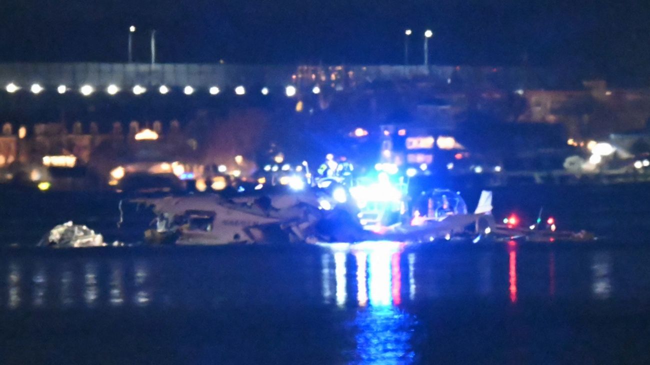 "Operación fallida o ataque dirigido": las teorías conspirativas detrás del accidente aéreo en Washington