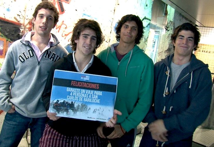 Perfil.com entregó el premio del concurso por el "Mes del amigo"