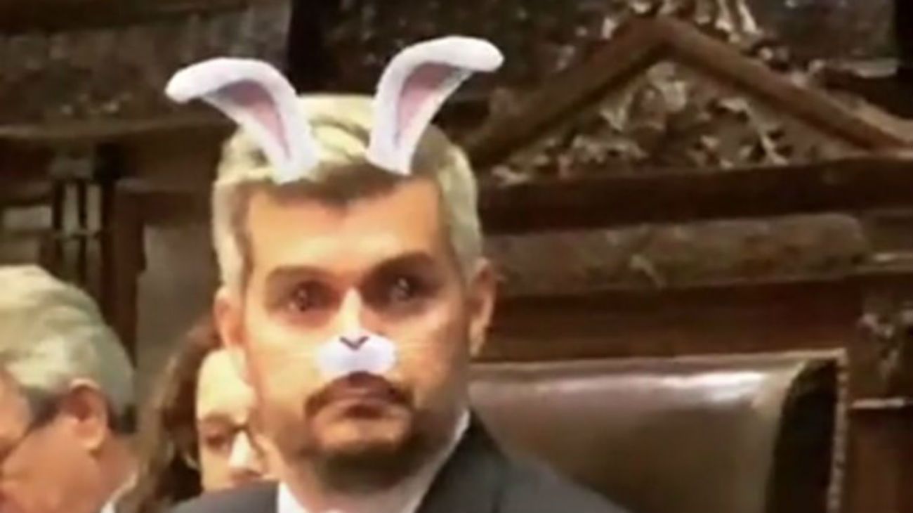 Mayra Mendoza usó los filtros de Instagram para burlarse de Marcos Peña