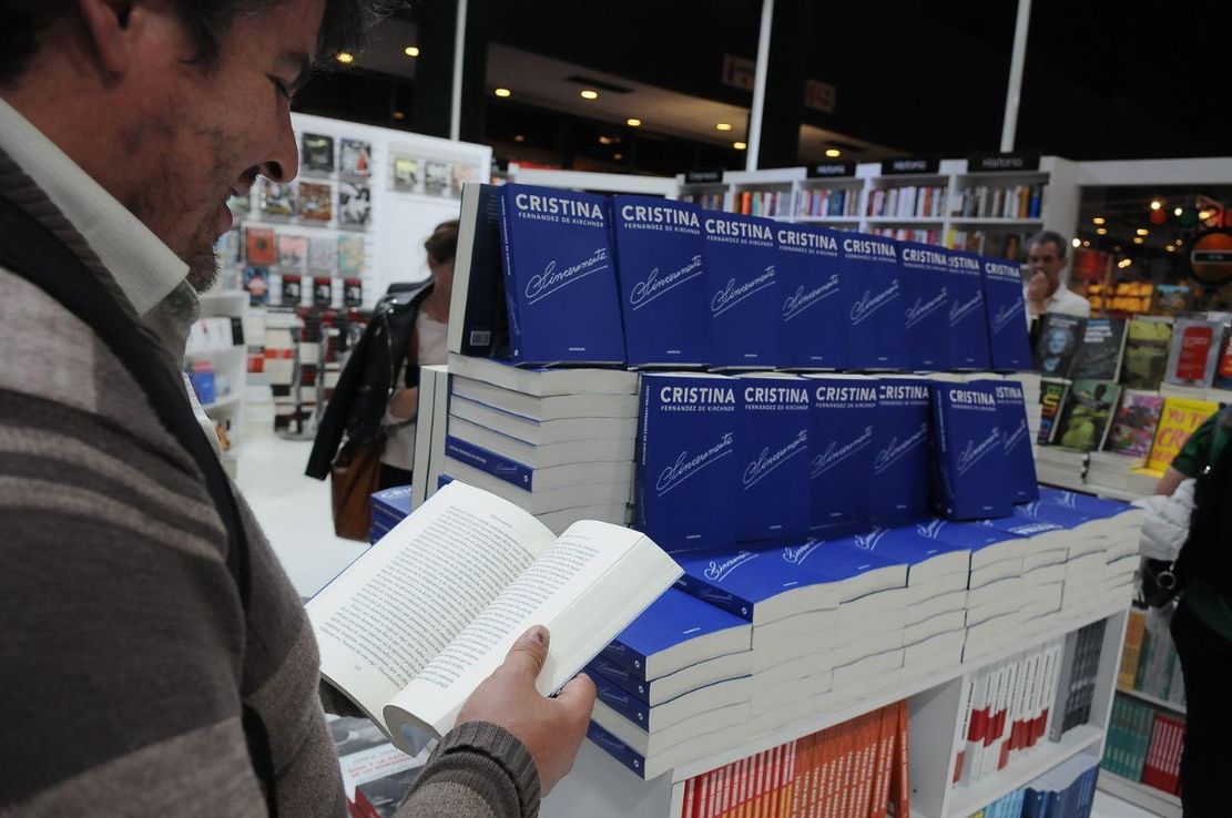 El libro de Cristina Kirchner fue uno de los más vendidos del primer día de la Feria del Libro
