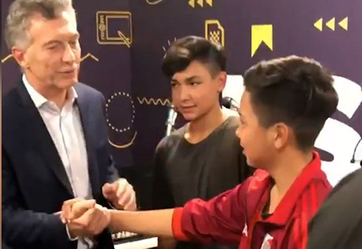Bullying presidencial: Macri le recordó el descenso a un niño hincha de River