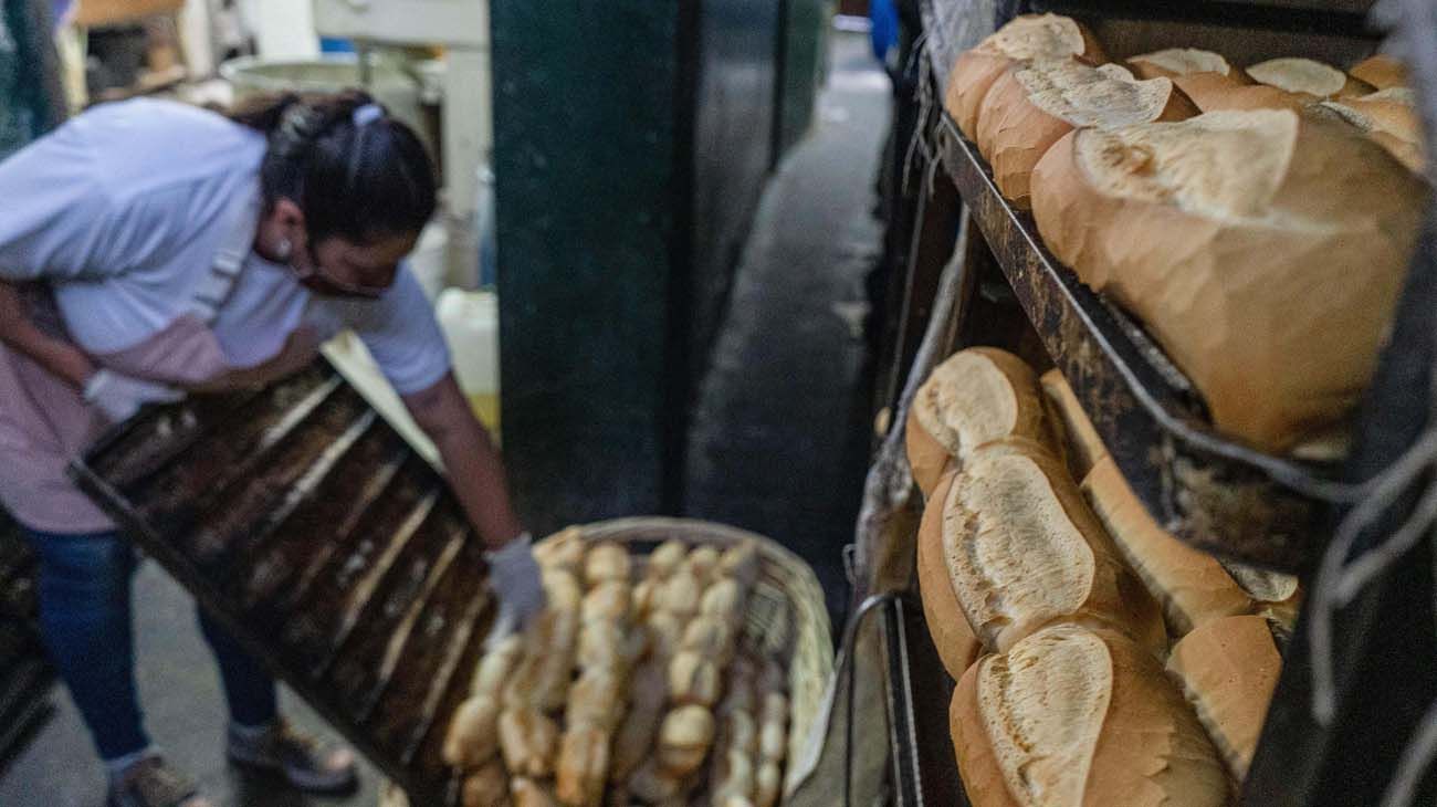 El consumo de alimentos se derrumba, pero crece la carga impositiva en el valor final