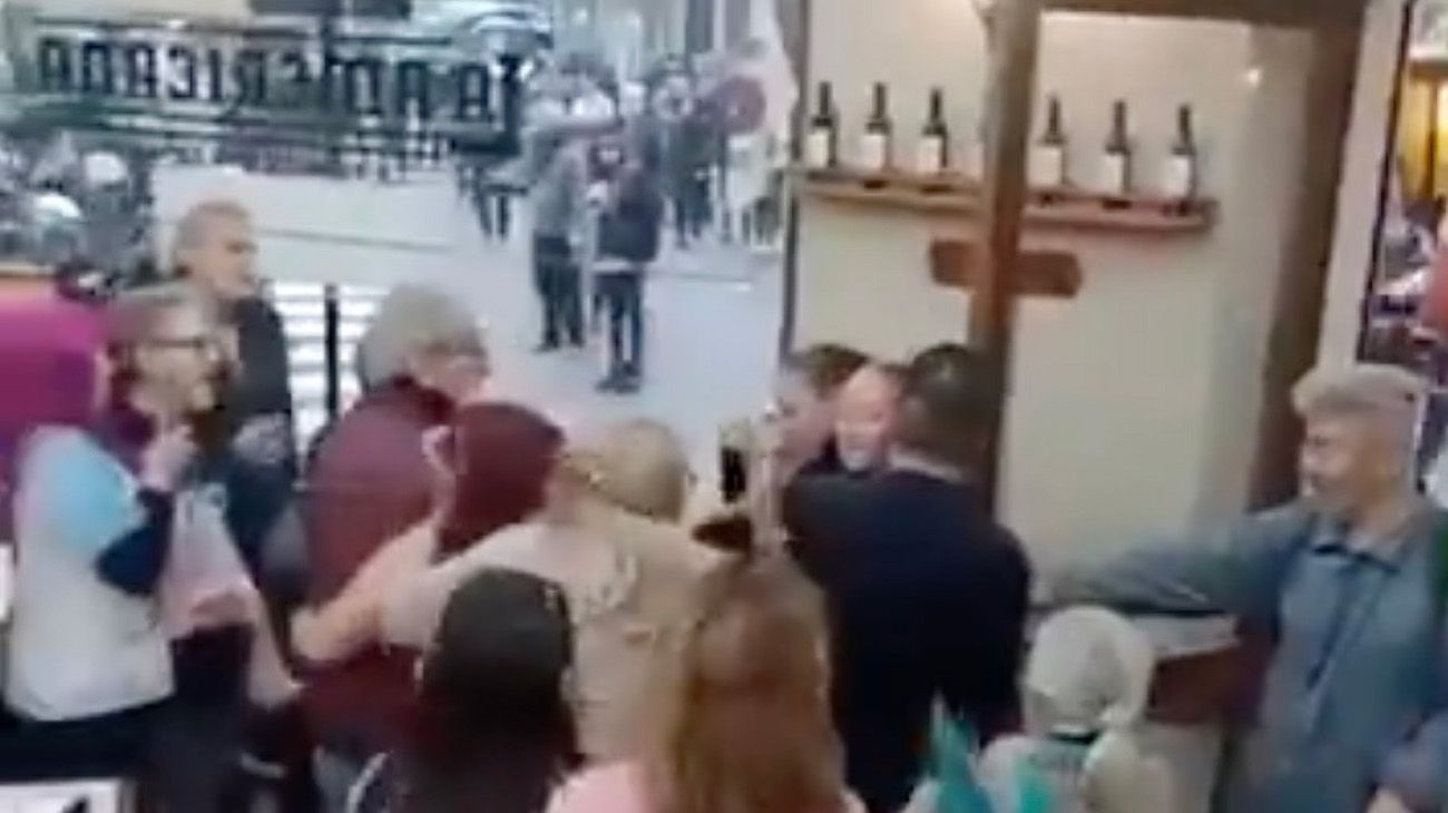 Congreso: clientes de una pizzería echaron a dos policías que querían usar el baño en plena protesta por la Ley de Bases
