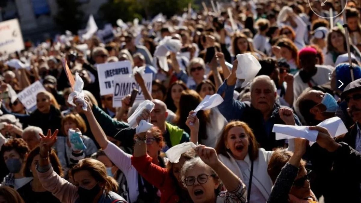 Masiva protesta en Madrid contra la política sanitaria