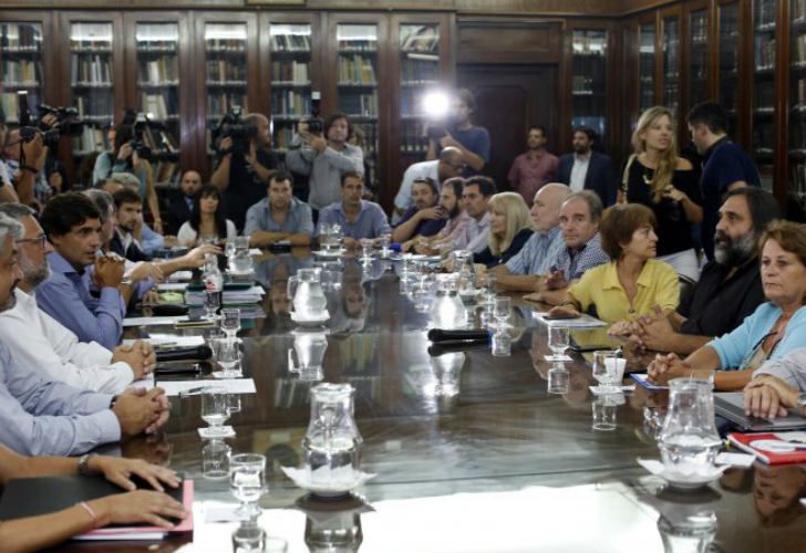 El Gobierno abrió una grieta en los docentes y dialogó con gremios chicos