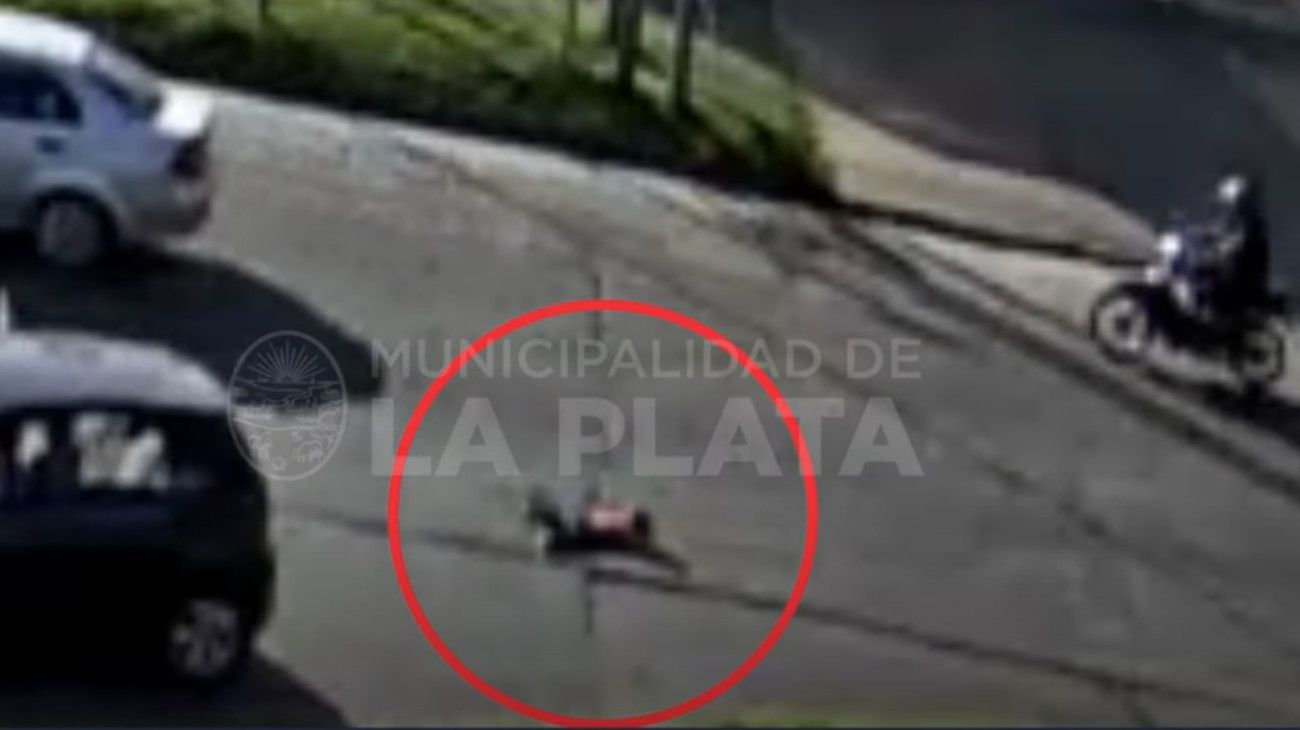 El dramático video de un nene de 2 años que cae de un auto en medio de una avenida