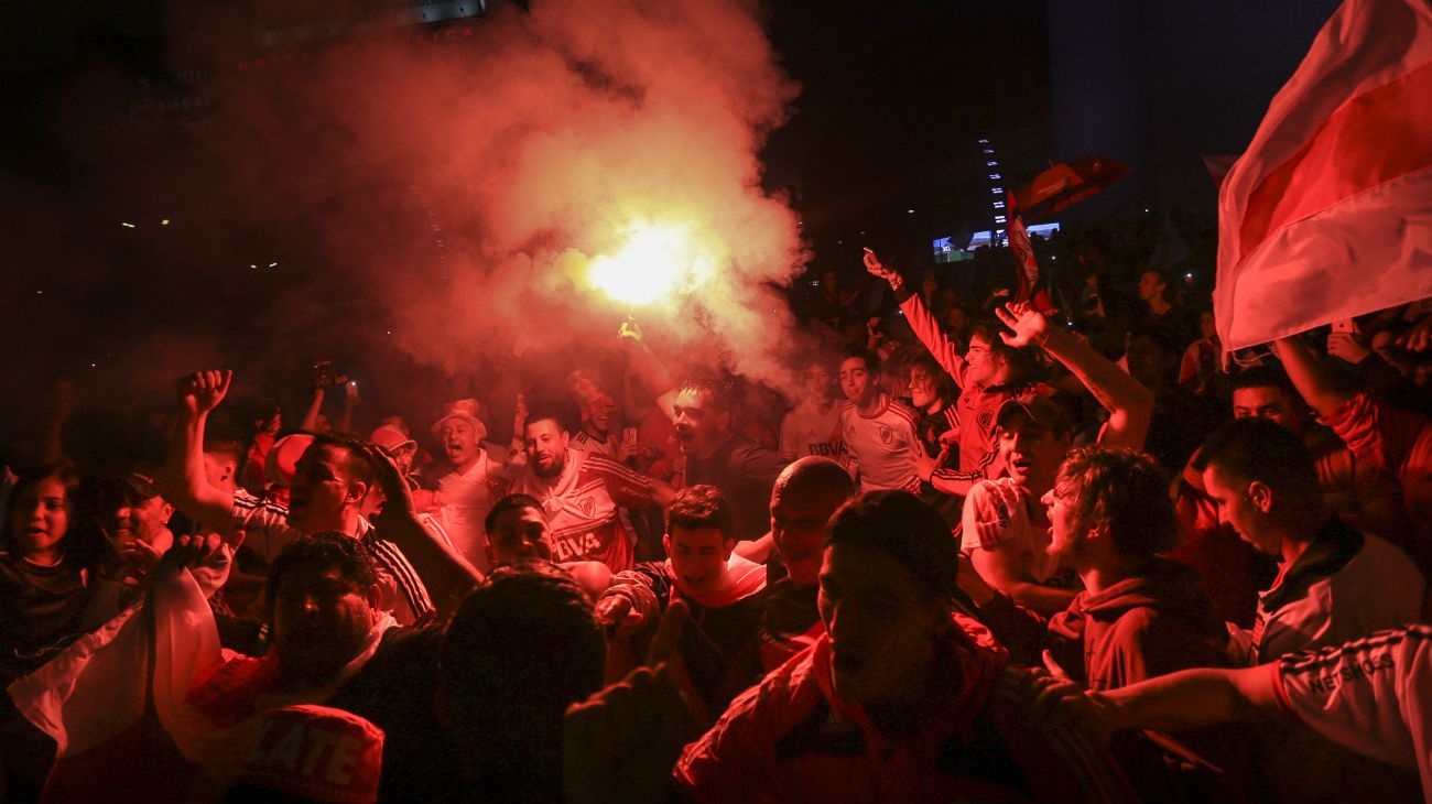 Descontrol y violencia cerraron los festejos de River en el Obelisco