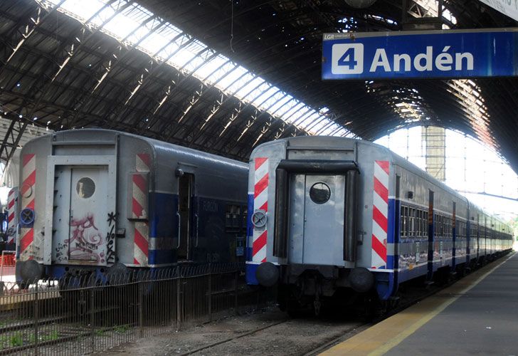 Regreso a casa complicado: paro de colectivos y trenes abarrotados