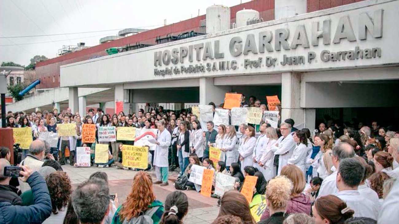 Los médicos residentes del Garrahan levantaron el paro, bajo amenaza de despidos