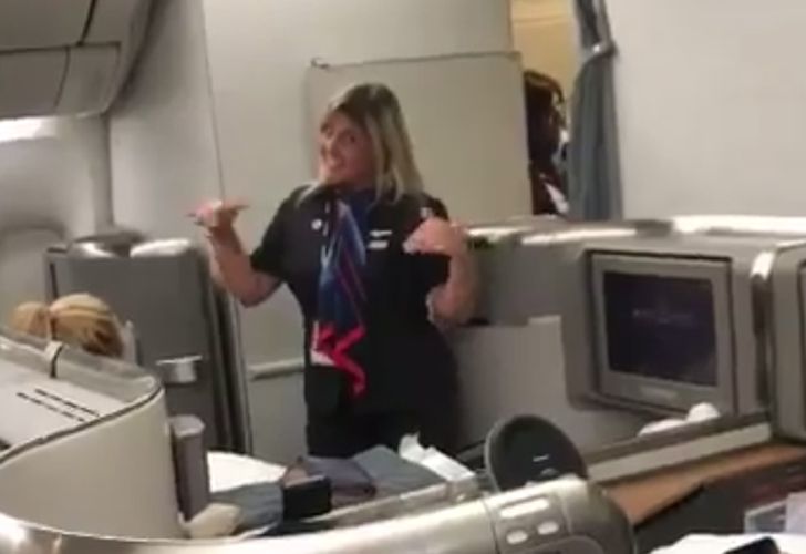 Video: la azafata que le bailó el Waka Waka a Shakira