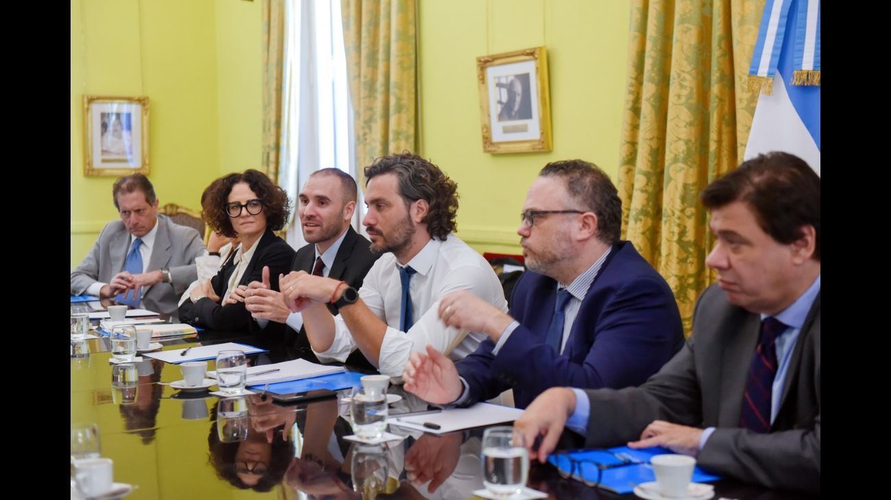 Alberto Fernandez analizó medidas para paliar la situación de los sectores más bajos