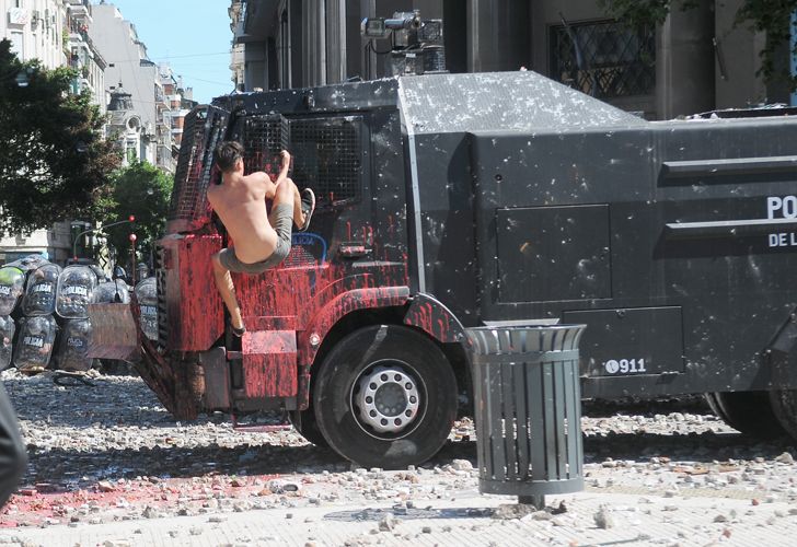 Cómo fue el minuto a minuto de la batalla campal en el Congreso