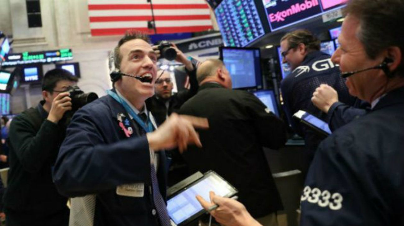 Acciones de EE.UU. suben; deuda del Tesoro y dólar retroceden