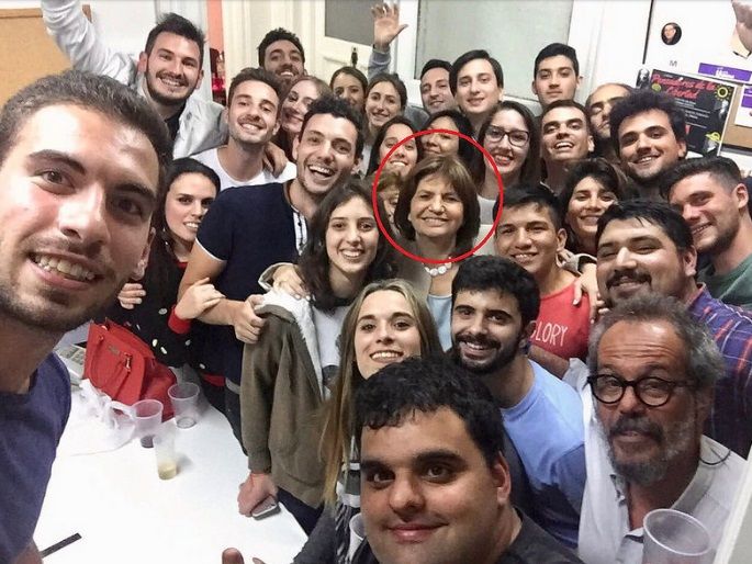Patricia Bullrich festejó el triunfo de Cambiemos con sus militantes