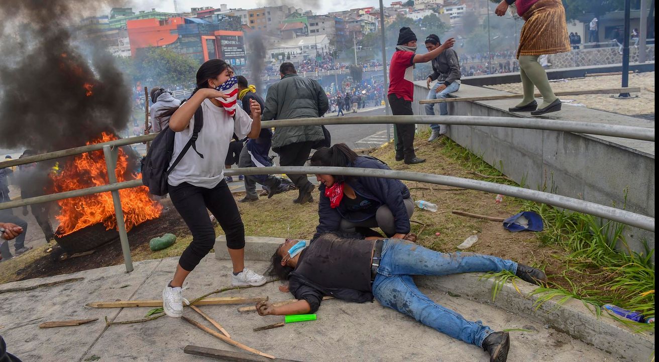 Recrudece la violencia en Ecuador: piedras, gases lacrimógenos y varios heridos