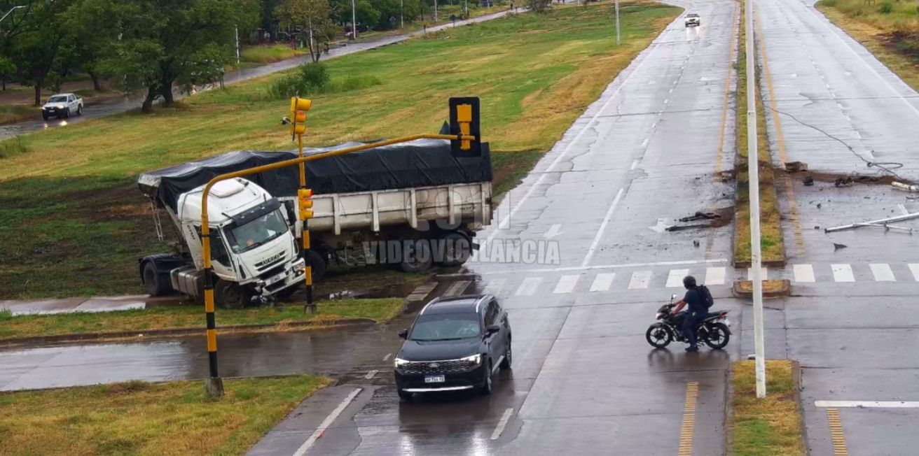 Ruta 11: un camión derrapó bajo la lluvia y chocó contra un semáforo y luminarias
