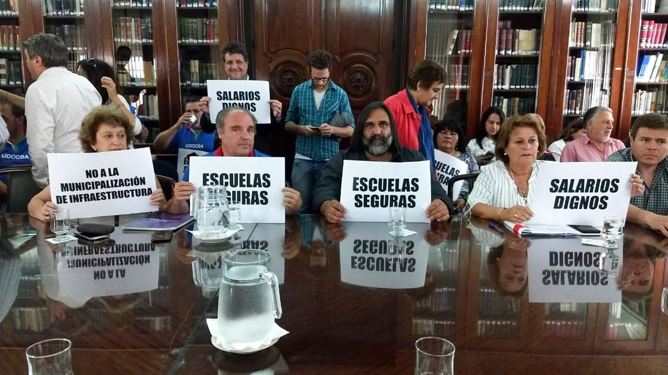 Vidal ofrece 32% de aumento a estatales: los docentes se oponen por considerarlo una "vergüenza"