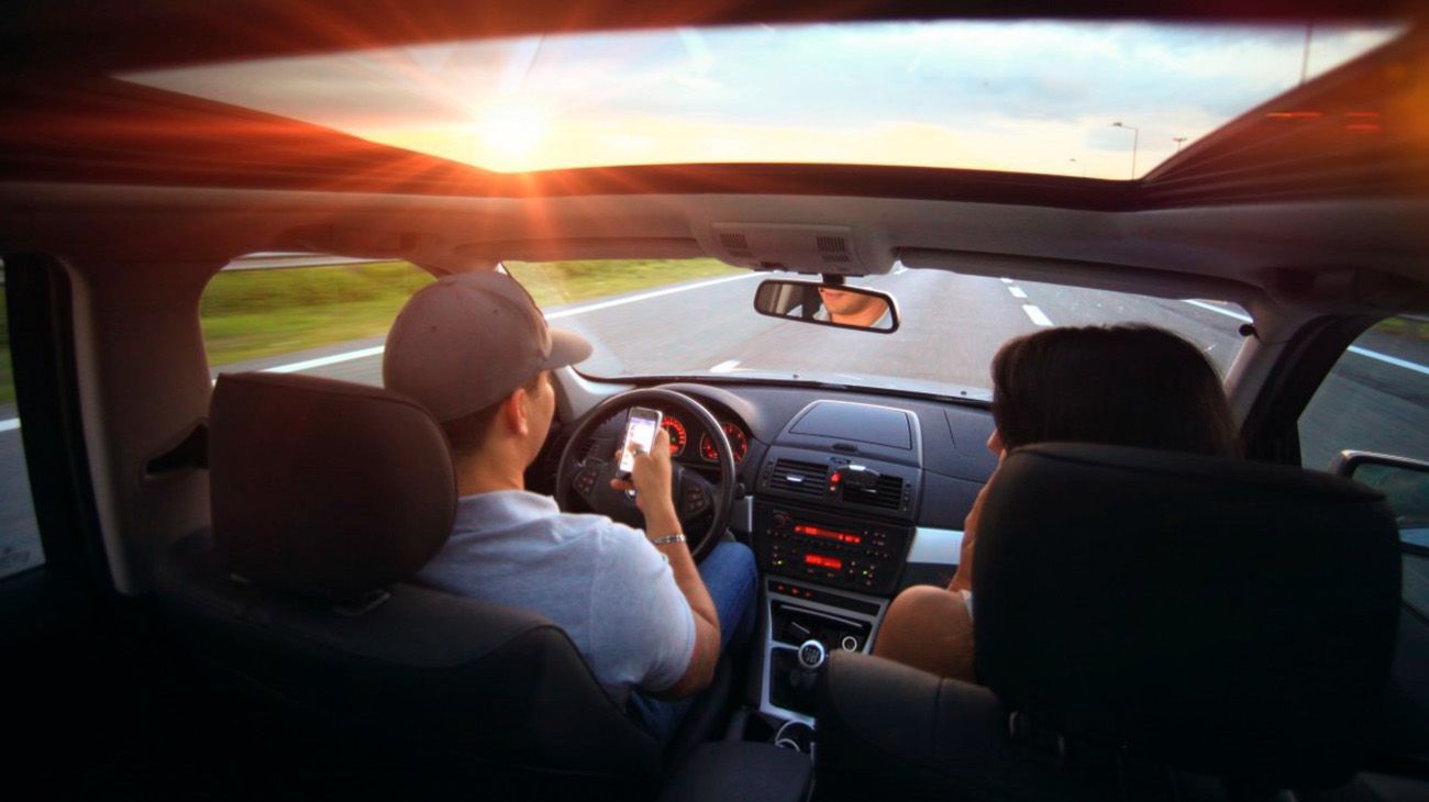 Informe alarmante: ¿cuántos conductores usan el celular cuando manejan?