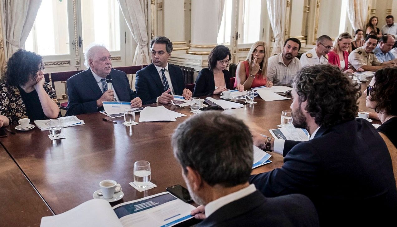 El Gobierno convocó a una reunión para analizar el avance del coronavirus