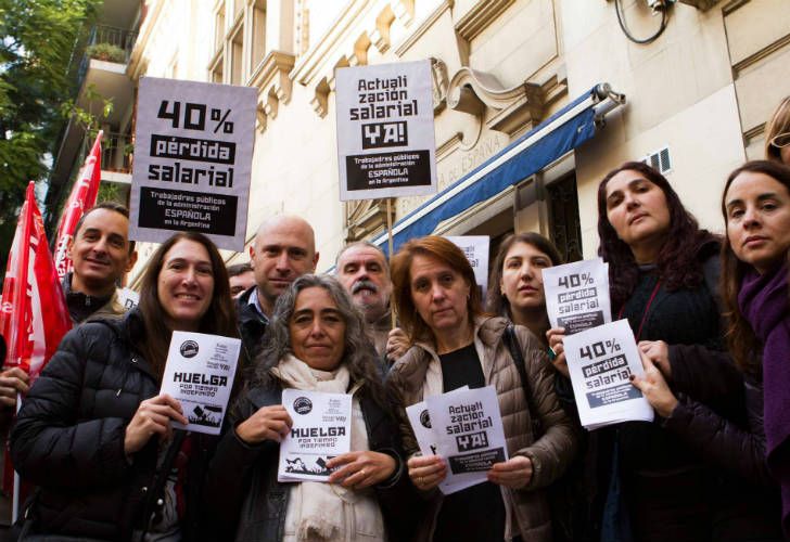 Paro en la embajada de España en Argentina: piden aumento por inflación