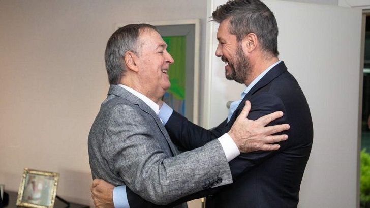 Schiarettistas que miran a Tinelli