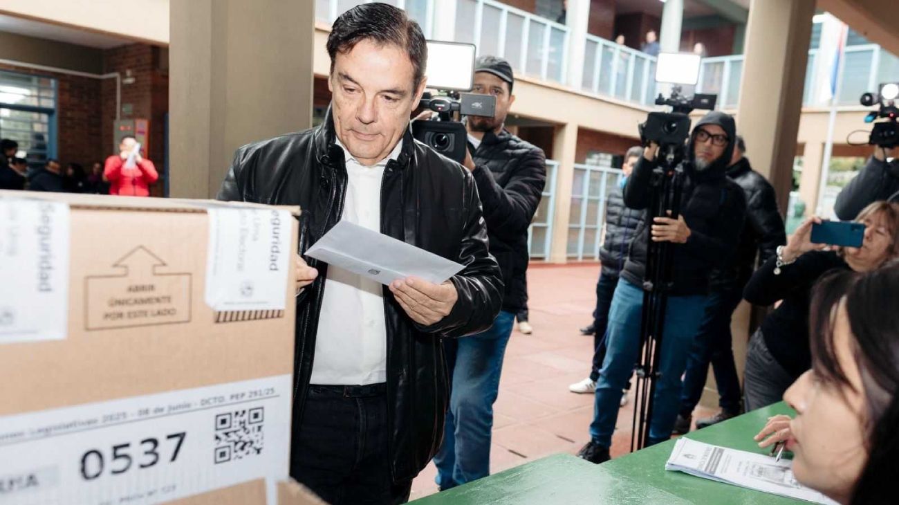 Votan en Misiones: hay 20 de 40 bancas de la Legislatura en juego e interesa el choque Rovira-LLA