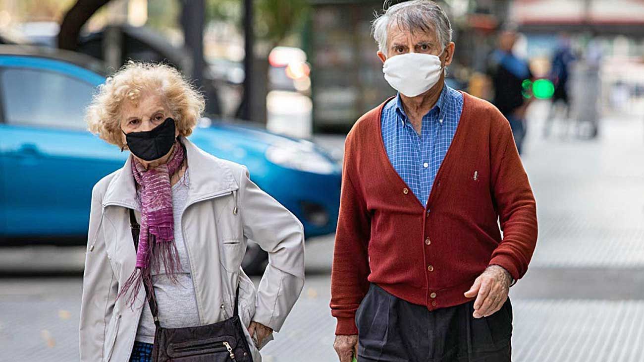 Los tapabocas caseros funcionan mejor con múltiples capas, según un estudio