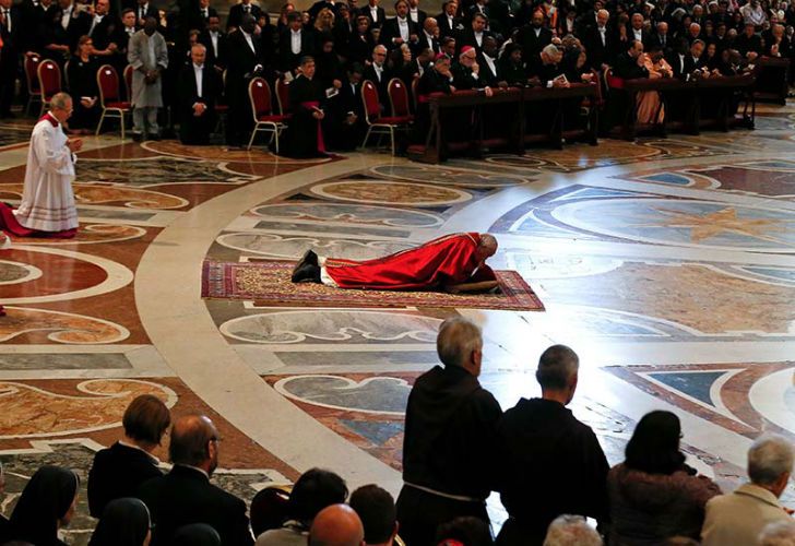 El Papa Francisco encabezó el Vía Crucis en el Coliseo