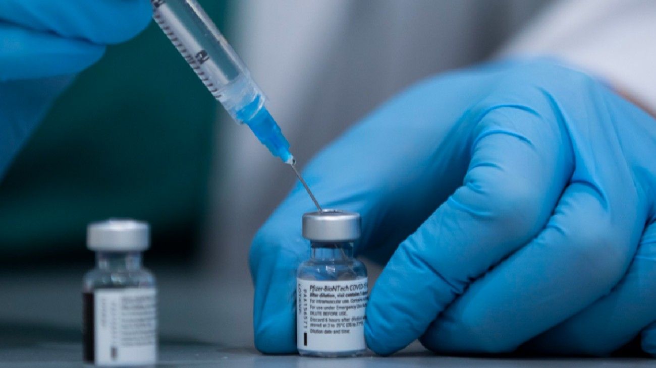 Descubren más de 1.000 efectos secundarios de la vacuna de Pfizer