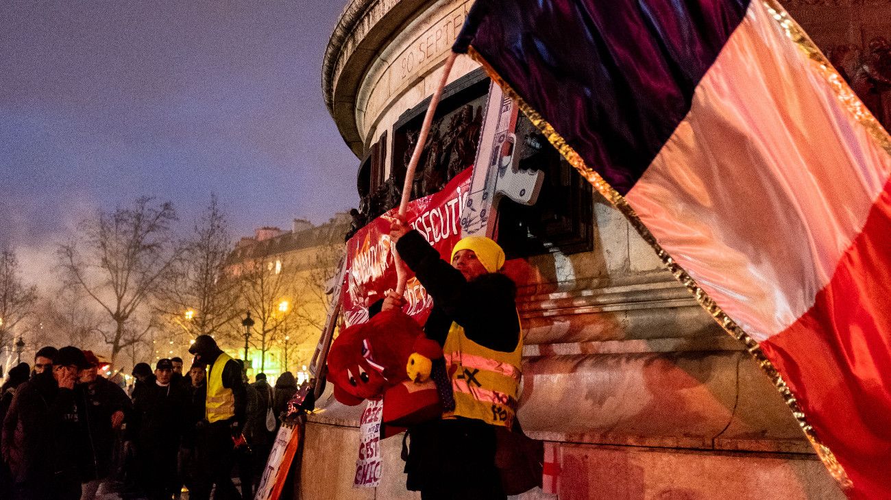 Los 'chalecos amarillos' le hacen un gran favor a Macron