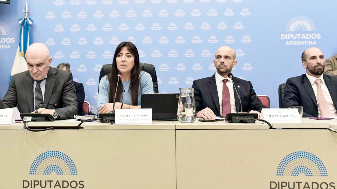 Milei firma un decreto para apurar al Congreso con la privatización
