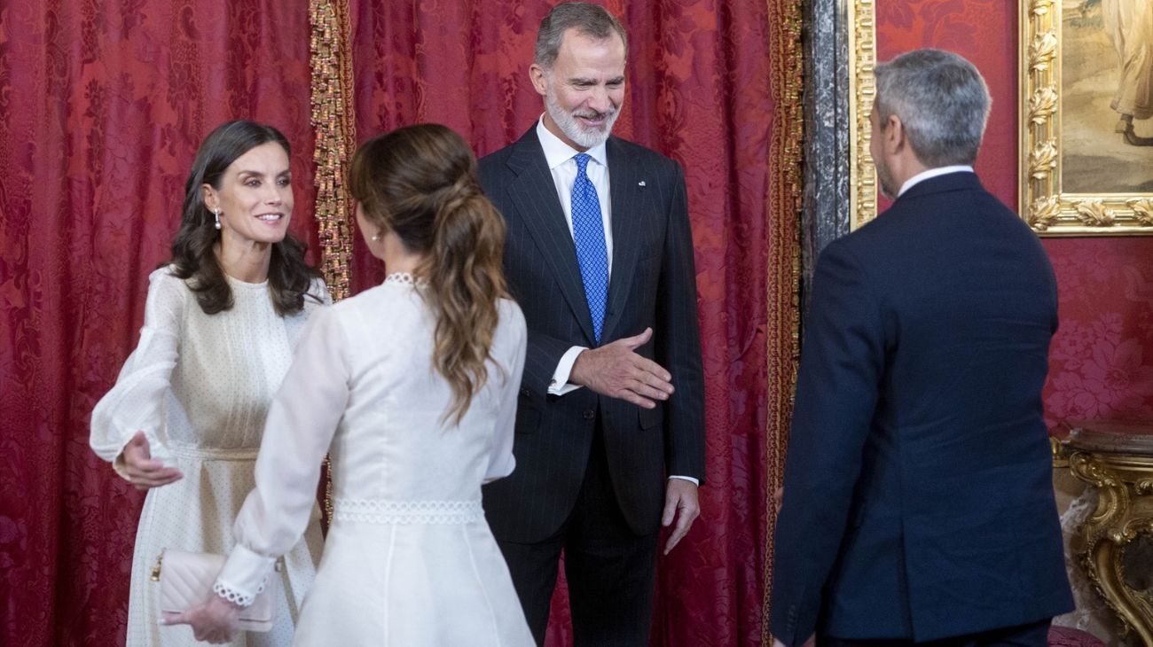 Caos protocolar: en la recepción de los reyes de España a Abdo Benítez, nadie sabía dónde pararse