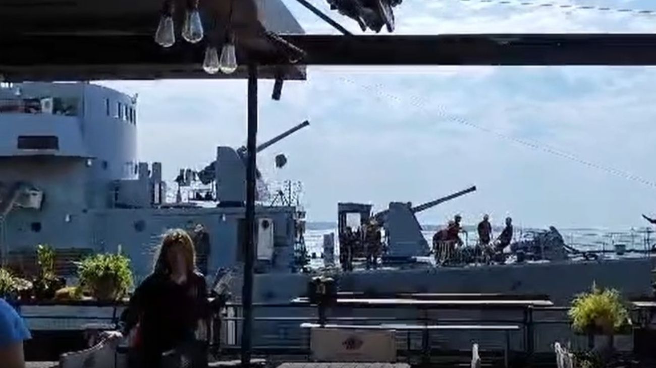 Video: el momento en que un barco de la Armada choca contra un bar flotante
