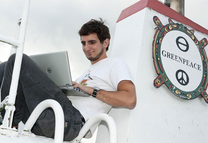 Un argentino navega en un barco de Greenpeace