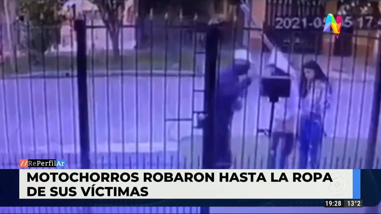 Motochorros: le robaron a dos nenas y les llevaron hasta las zapatillas