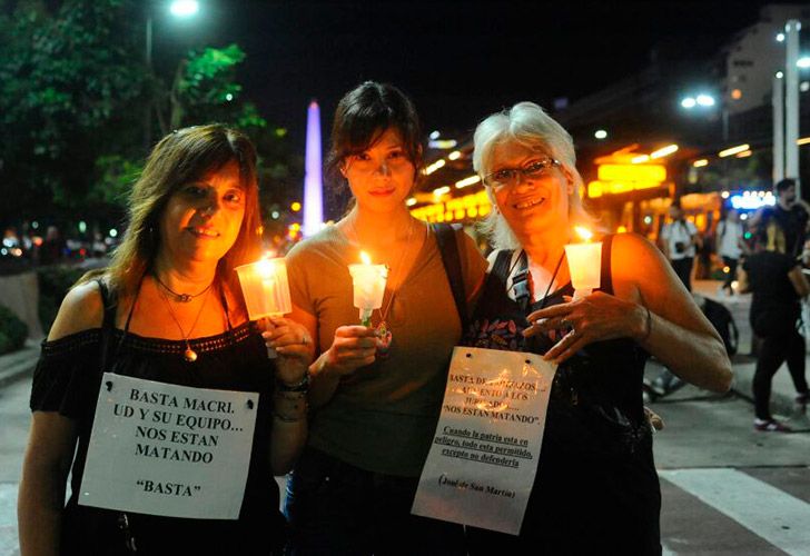 Fotos y videos | La "marcha de velas" de la oposición contra el aumento de tarifas