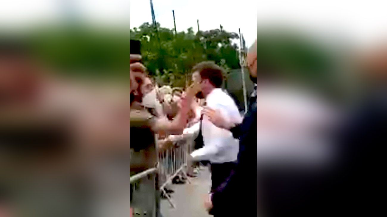 Un manifestante le dio un cachetazo a Emmanuel Macron durante un viaje oficial