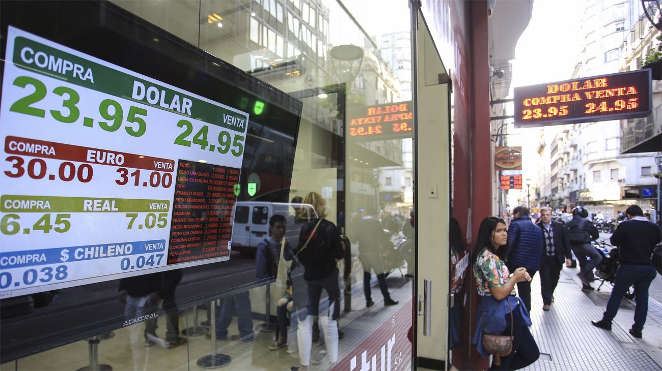 El dólar sigue estable y cerró por debajo de los $25
