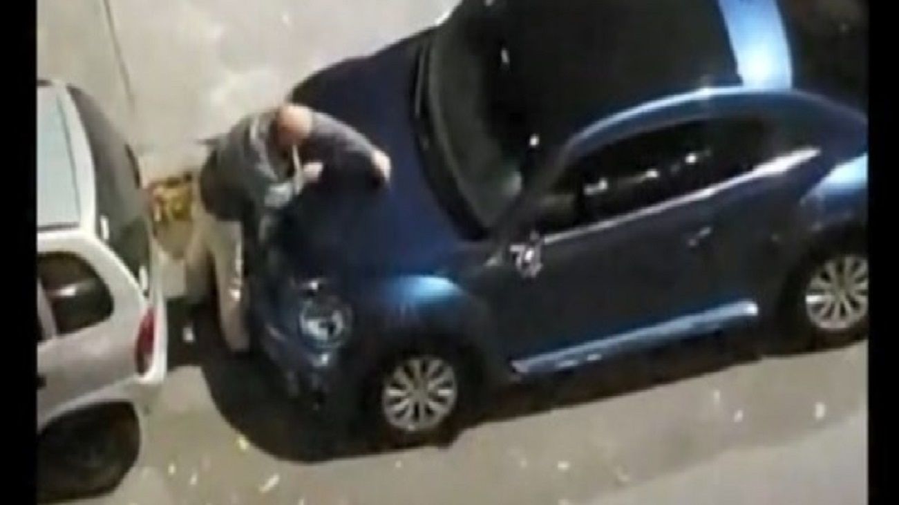 Video | Un hombre destrozó un auto que estaba estacionado frente a su garage
