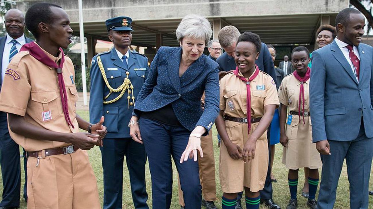 Theresa May bailó en Sudáfrica y las redes sociales no la perdonaron
