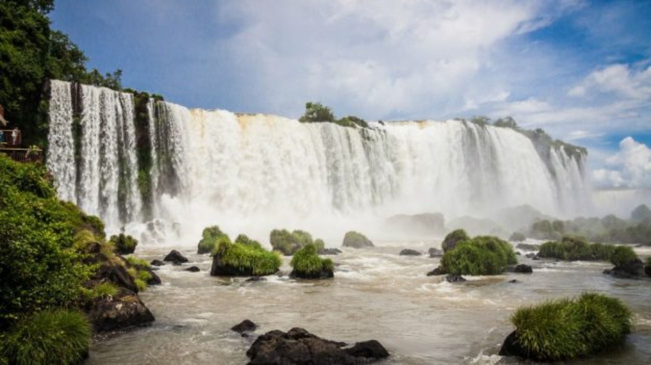Impactante video del desborde de las Cataratas