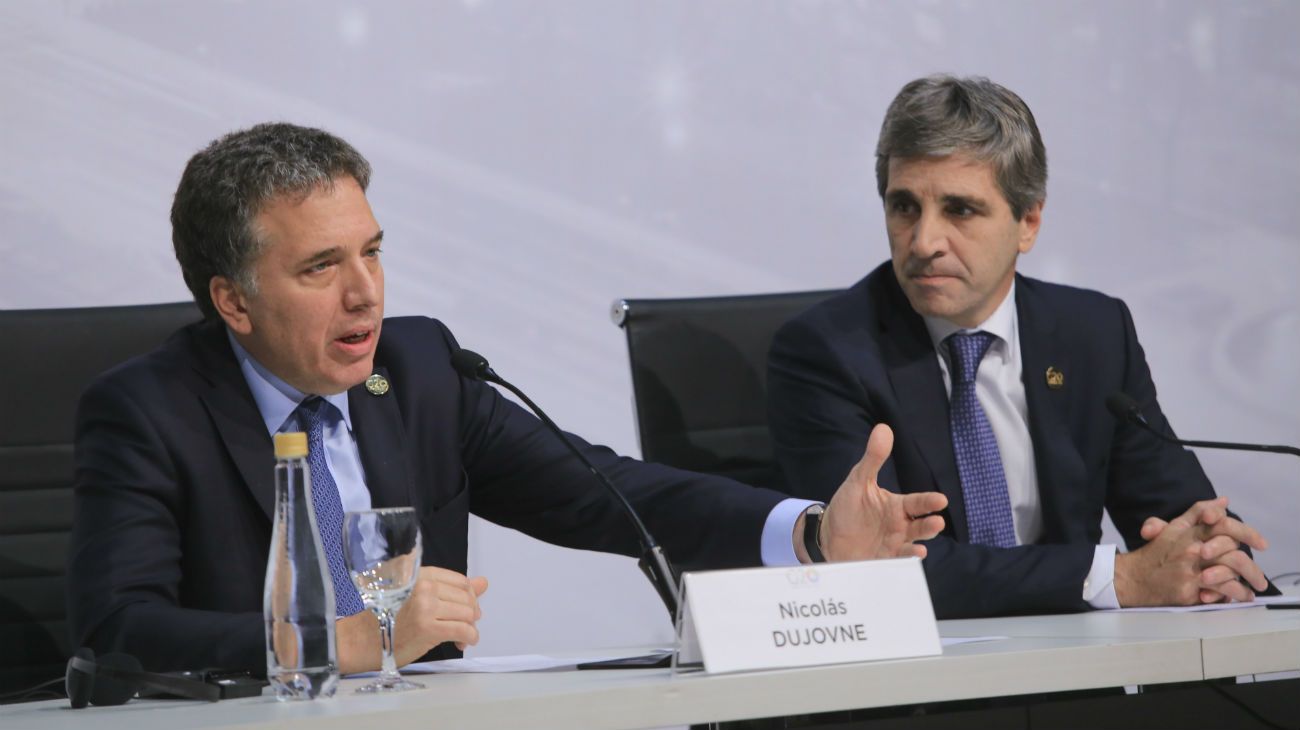 Más reservas y menos Lebacs, el paquete que piensan para frenar el dólar
