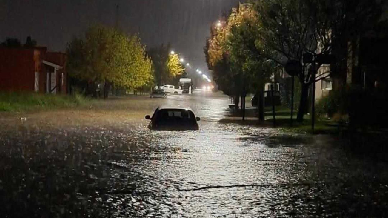 Temporal en Coronel Suárez: calles tapadas, casas inundadas y personas atrapadas en vehículos
