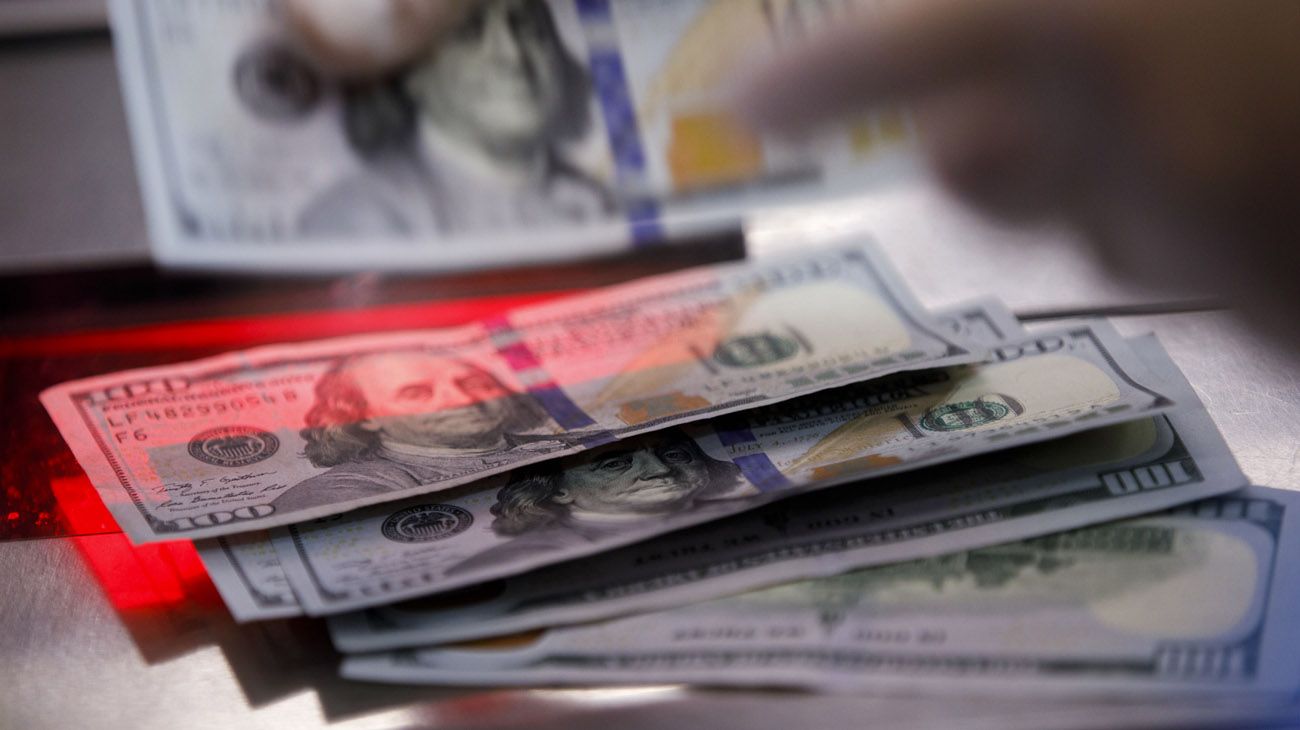 El dólar cerró a $30,68: la subasta de US$781 M del Central no pudo frenar la subida