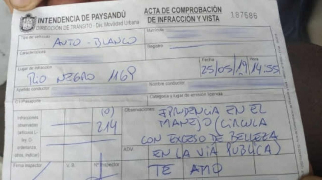 Agente de tránsito multó a una mujer por "exceso de belleza" y terminó sumariado