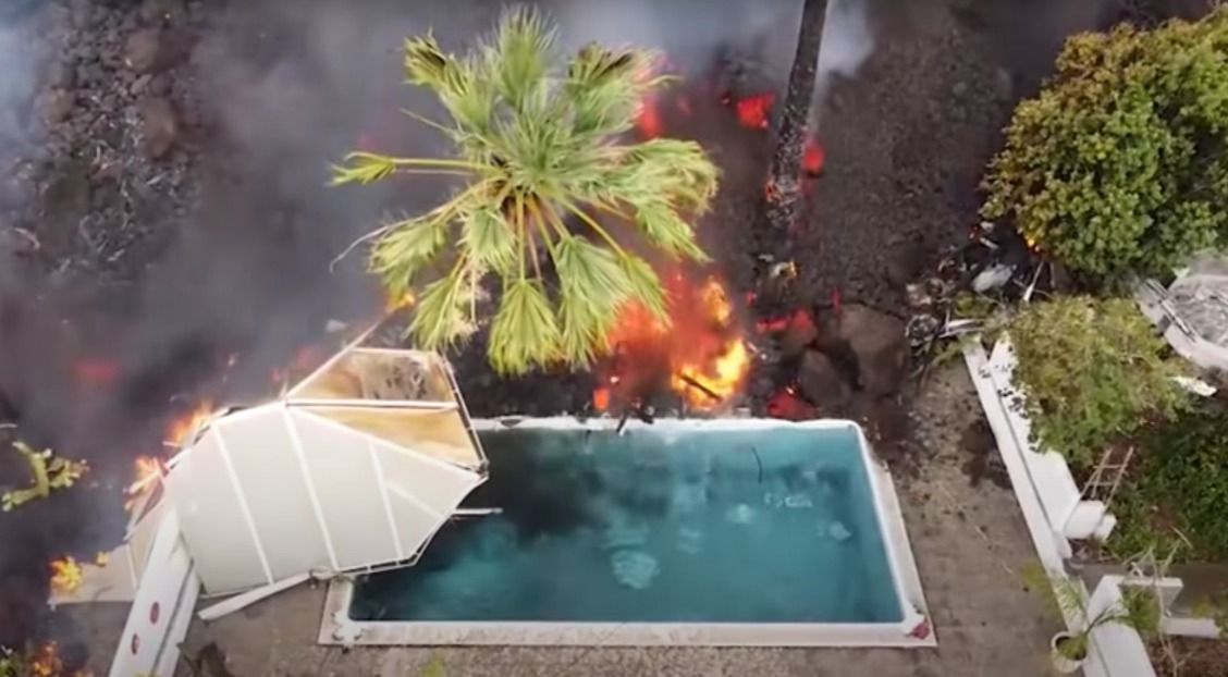 España: el tremendo video del magma del volcán Cumbre Vieja avanzando sobre las piscinas