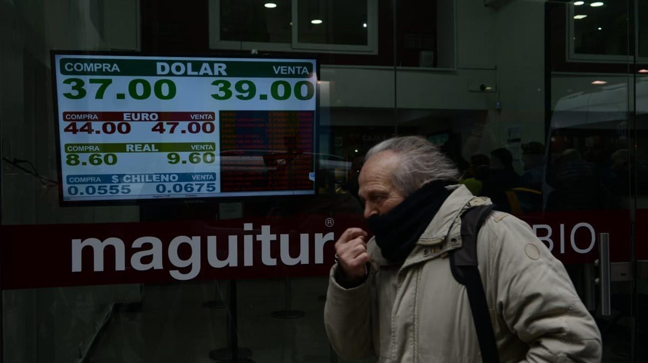 El dólar cotiza por debajo de los 40 pesos con mucha tensión en los mercados