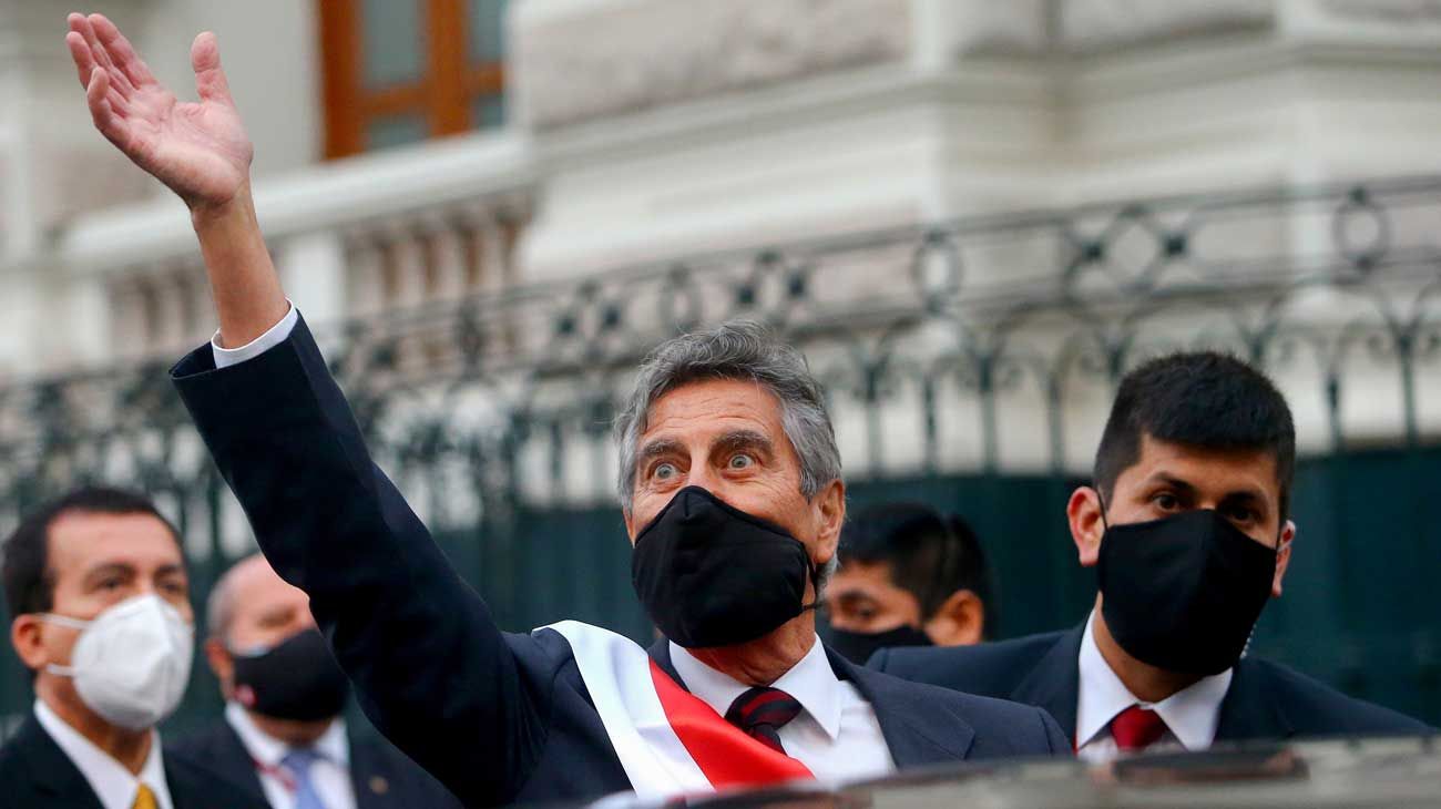 Perú: Sagasti, frente a una transición corta que pende de un hilo